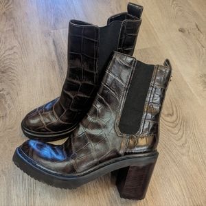 Louise et Cie Varsan Brown Croc Embossed Stack Heel Boots. Size 7.5